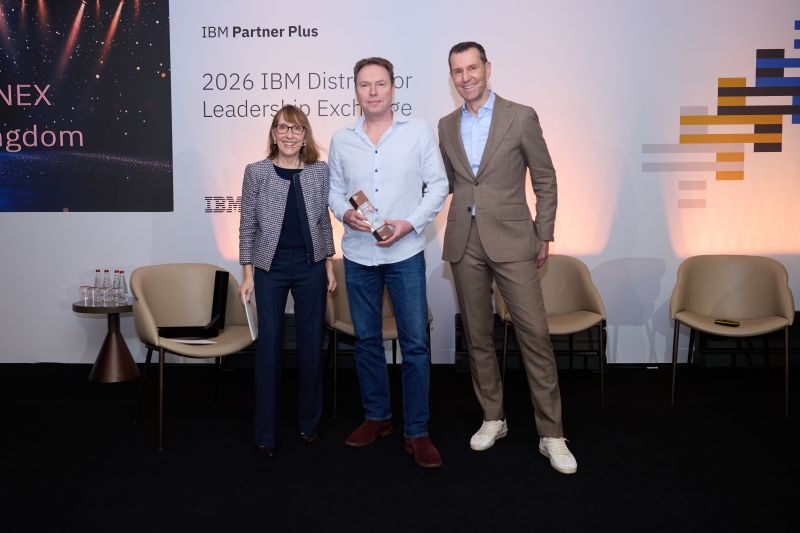 TD SYNNEX's UK team accepts IBM's Excellence in New Software Licensing Award at IBM’s EMEA Distribution Leadership Exchange in Istanbul.