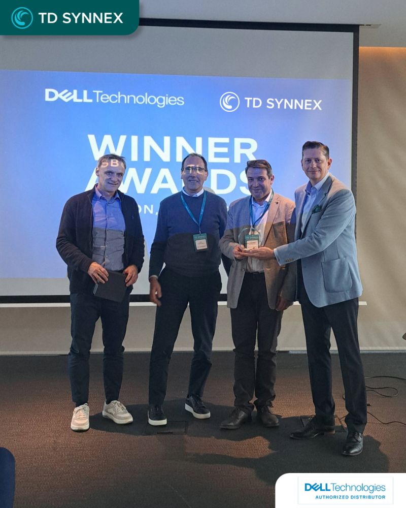 TD SYNNEX Portugal team receives the Best Country in Storage award by Dell during the TD SYNNEX and Dell Technologies EMEA Kick Off event in Lisbon.
