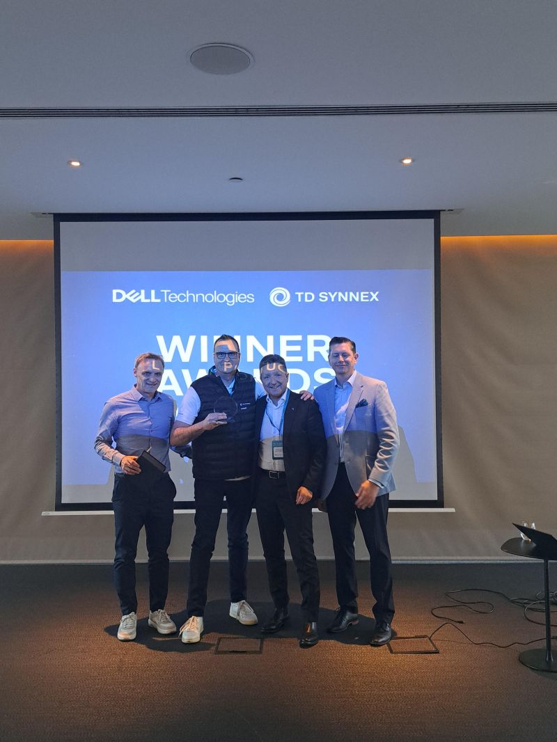 At the EMEA TD SYNNEX and Dell Technologies Kick Off, the German Dell ISG team receives ISG Marketing and Services Innovation Awards (1/3).