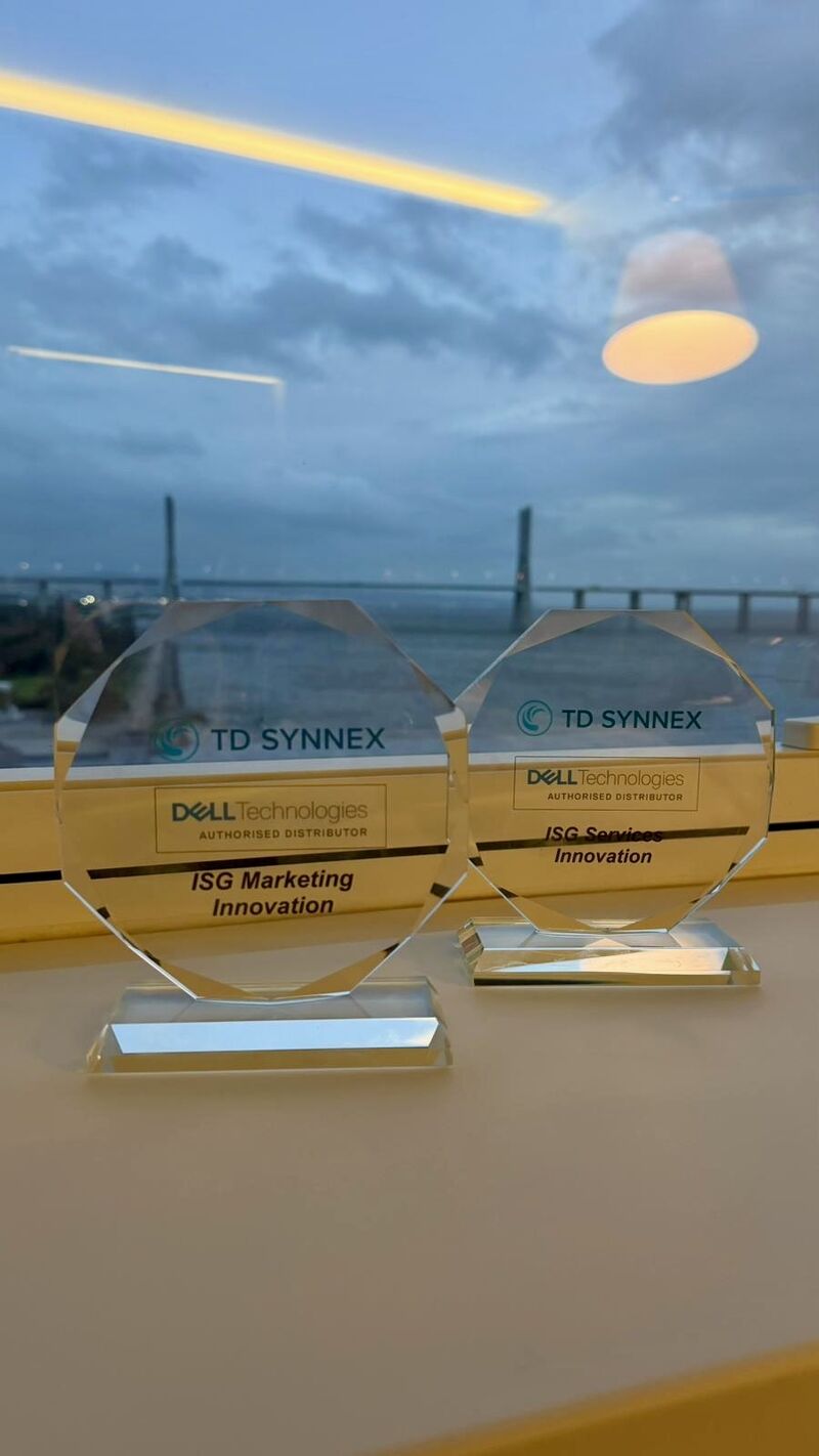 At the EMEA TD SYNNEX and Dell Technologies Kick Off, the German Dell ISG team receives ISG Marketing and Services Innovation Awards (2/3).