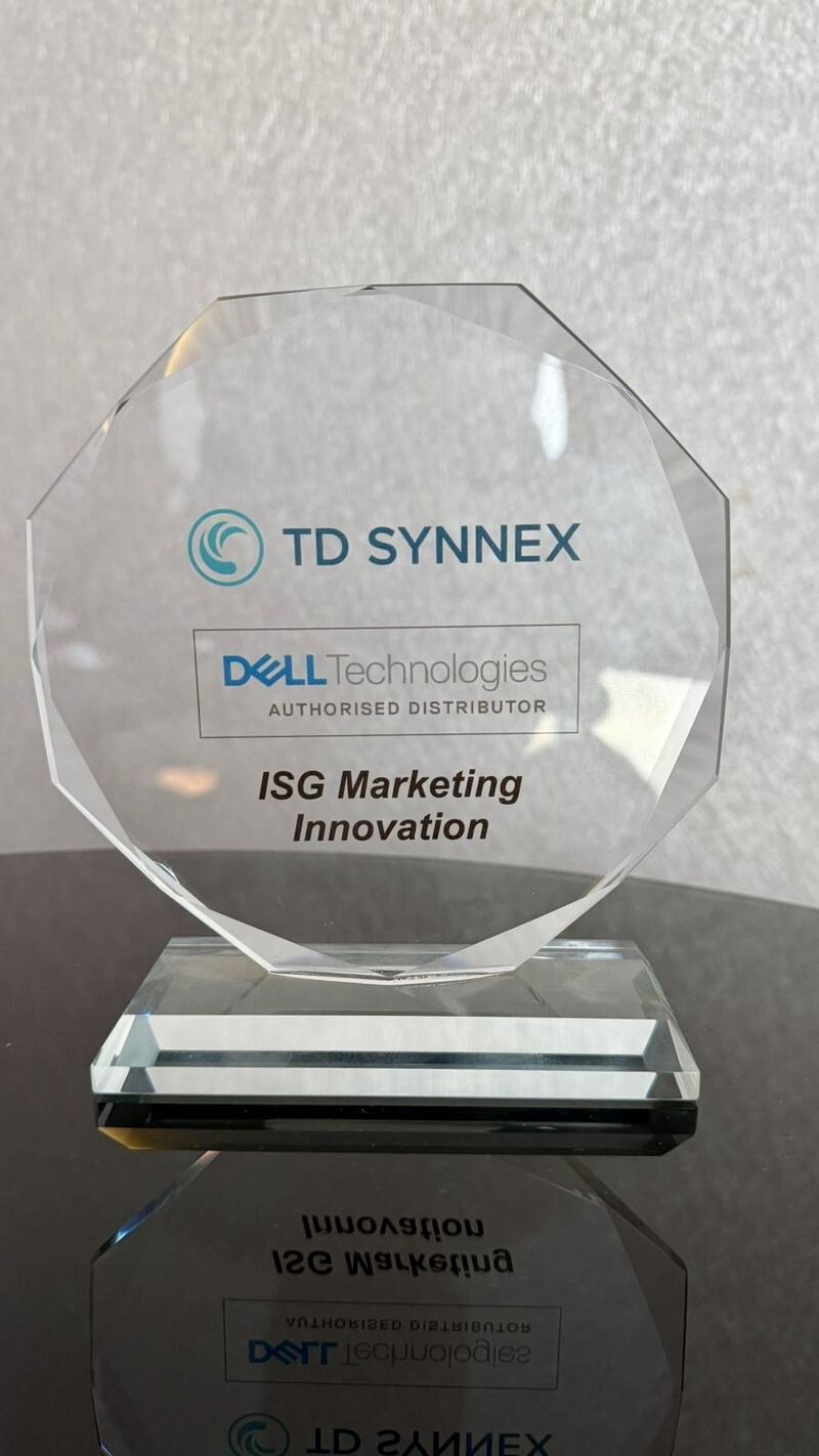 At the EMEA TD SYNNEX and Dell Technologies Kick Off, the German Dell ISG team receives ISG Marketing and Services Innovation Awards (3/3).