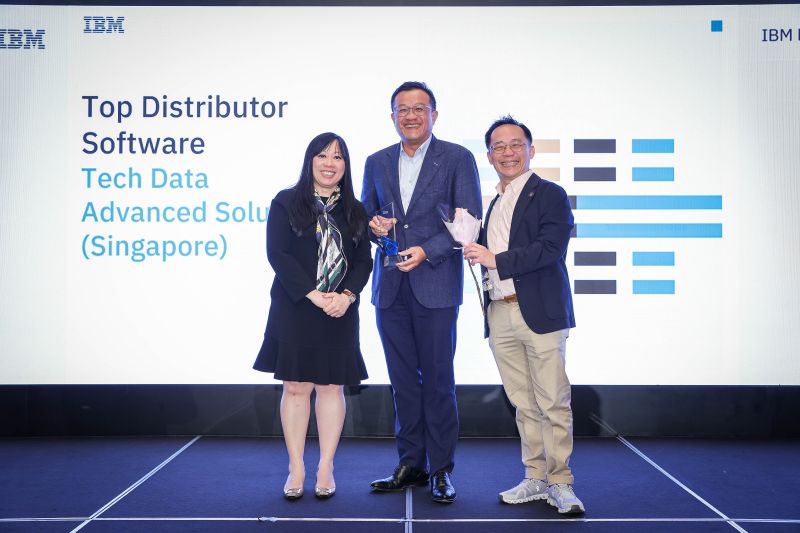 TD SYNNEX's APJ leadership team accepts IBM's Top Distributor for Software and Top Distributor for Hardware awards.