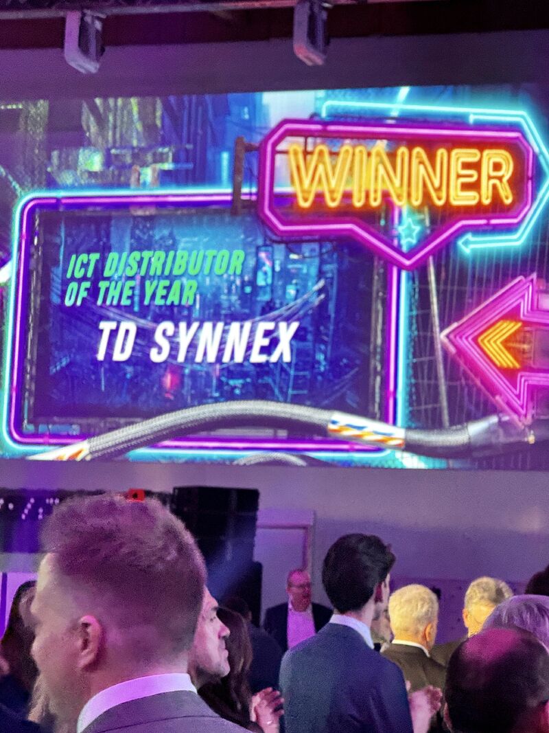 TD SYNNEX EU team receives the title of ICT Distributor of the Year at the Data News Awards (2/3).