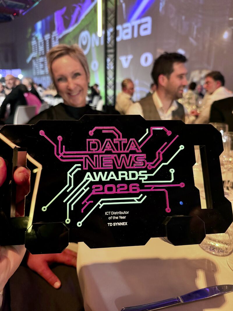 TD SYNNEX EU team receives the title of ICT Distributor of the Year at the Data News Awards (3/3).