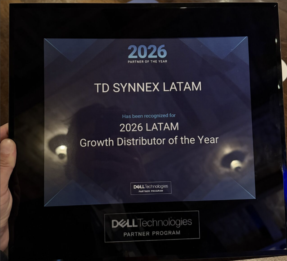TD SYNNEX Latin America team accepts Growth Distributor of the Year award from Dell at Dell Technologies World event (2/3).