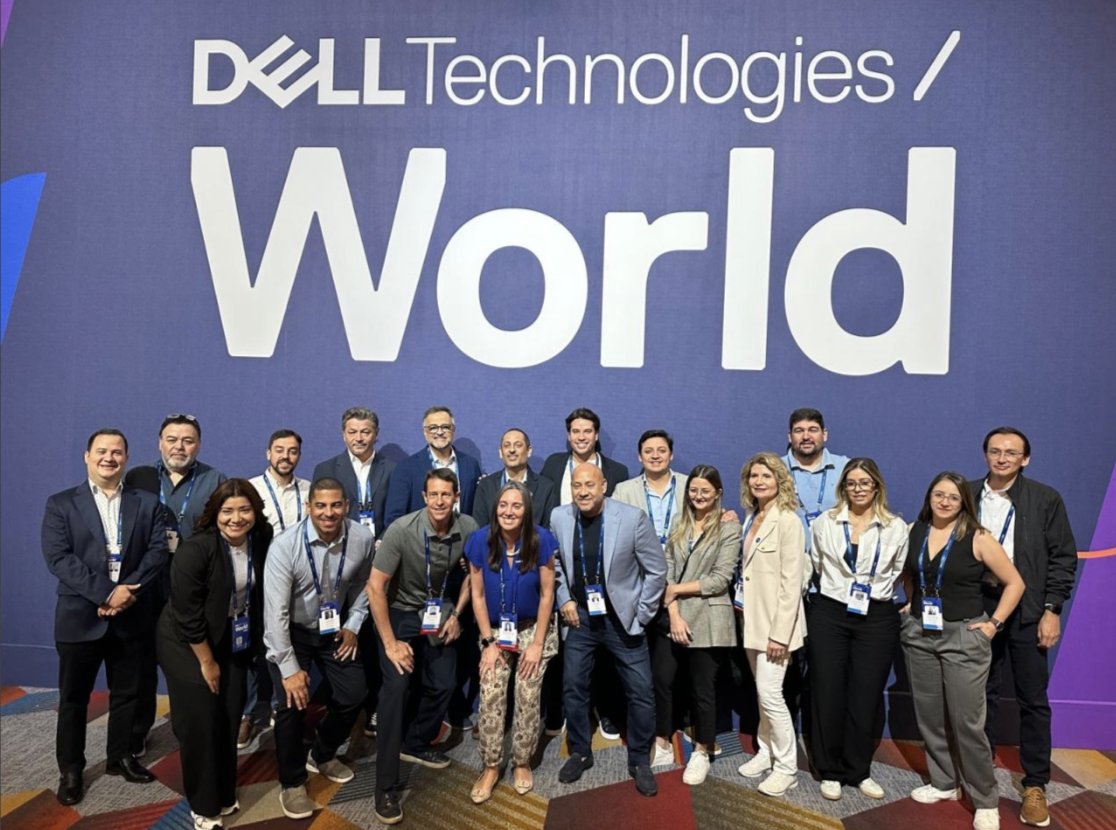 TD SYNNEX Latin America team accepts Growth Distributor of the Year award from Dell at Dell Technologies World event (1/3).